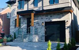 Casa de pueblo – East York, Toronto, Ontario,  Canadá. C$2 147 000