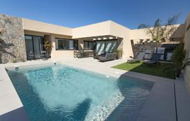Situado a poca distancia de tiendas y restaurantes en Murcia. Villa con piscina (8*4) m² y jardín en una parcela privada de 404 m².. 486 000 €