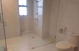 4-dormitorio apartamentos en condominio en Khlong Toei, Tailandia. $3 640  por semana