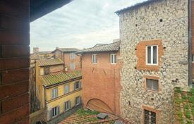 6 dormitorio piso 140 m² en Siena, Italia. 625 000 €