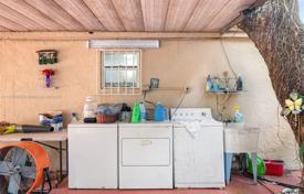 4 dormitorio casa de pueblo 131 m² en Miami, Estados Unidos. $680 000