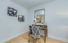 2 dormitorio piso en Lake Shore Boulevard West, Canadá. C$859 000