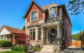 Casa de pueblo – East York, Toronto, Ontario,  Canadá. C$1 955 000