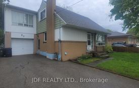 9 dormitorio casa de pueblo en Etobicoke, Canadá. C$1 177 000