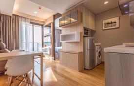 1-dormitorio apartamentos en condominio en Khlong Toei, Tailandia. $191 000