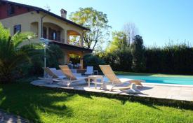 Villa – Forte dei Marmi, Toscana, Italia. 8 500 €  por semana