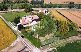 7 dormitorio casa de pueblo 600 m² en Jesolo, Italia. 550 000 €