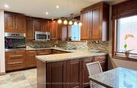 10 dormitorio casa de pueblo en North York, Canadá. C$2 051 000