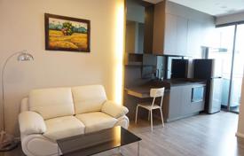 1-dormitorio apartamentos en condominio en Khlong Toei, Tailandia. $191 000