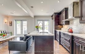9 dormitorio casa de pueblo en Etobicoke, Canadá. C$1 779 000