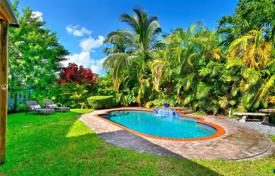Villa – Surfside, Florida, Estados Unidos. 716 000 €