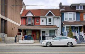 Adosado – Dufferin Street, Toronto, Ontario,  Canadá. C$1 216 000