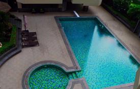 3-dormitorio apartamentos en condominio en Khlong Toei, Tailandia. $3 400  por semana