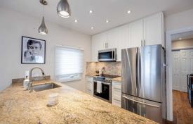 9 dormitorio casa de pueblo en Scarborough, Canadá. C$1 124 000