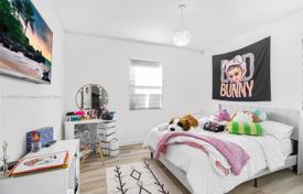 5 dormitorio casa de pueblo 359 m² en Miami, Estados Unidos. $900 000