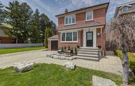 Casa de pueblo – East York, Toronto, Ontario,  Canadá. C$2 430 000