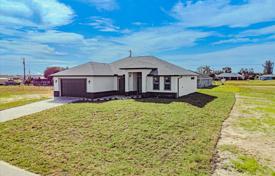 9 dormitorio casa de pueblo 228 m² en Cape Coral, Estados Unidos. $438 000