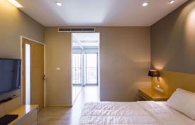 1-dormitorio apartamentos en condominio en Khlong Toei, Tailandia. $221 000