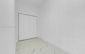 5 dormitorio casa de pueblo 330 m² en Miami, Estados Unidos. $1 695 000