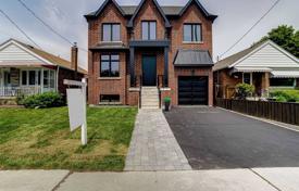 Casa de pueblo – East York, Toronto, Ontario,  Canadá. C$2 112 000