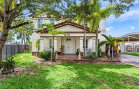 5 dormitorio casa de pueblo 311 m² en Miami, Estados Unidos. $895 000