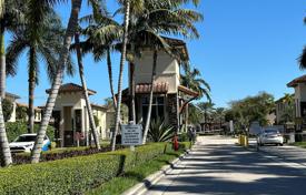 Casa de pueblo – Hialeah, Florida, Estados Unidos. $519 000