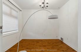 9 dormitorio casa de pueblo en York, Canadá. C$1 181 000