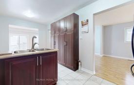 12 dormitorio casa de pueblo en Scarborough, Canadá. C$1 342 000