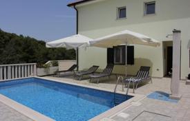 5 dormitorio casa de pueblo 230 m² en Splitska, Croacia. 970 000 €