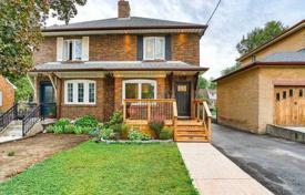 Adosado – York, Toronto, Ontario,  Canadá. C$949 000