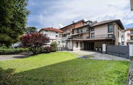 5 dormitorio villa 400 m² en Iseo, Italia. 570 000 €