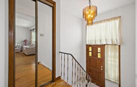 9 dormitorio adosado en North York, Canadá. C$1 295 000