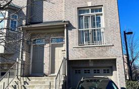 9 dormitorio adosado en North York, Canadá. C$1 100 000