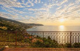 3 dormitorio piso 80 m² en Liguria, Italia. 350 000 €