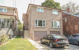 Adosado – East York, Toronto, Ontario,  Canadá. C$1 040 000