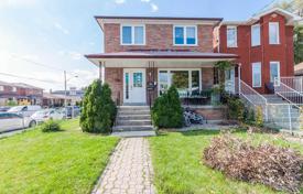 Casa de pueblo – East York, Toronto, Ontario,  Canadá. C$1 353 000