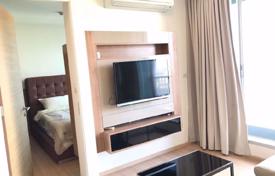 1-dormitorio apartamentos en condominio en Khlong Toei, Tailandia. $207 000