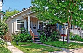Casa de pueblo – East York, Toronto, Ontario,  Canadá. C$1 056 000