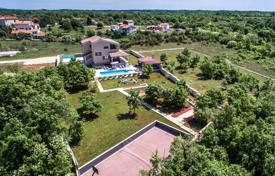 4 dormitorio casa de pueblo 294 m² en Svetvinčenat, Croacia. 650 000 €
