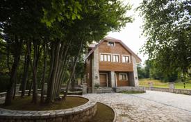 Casa de pueblo – Cetinje (city), Cetinje, Montenegro. 560 000 €