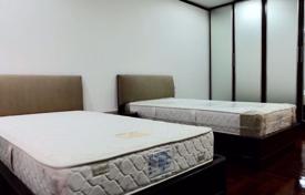 3-dormitorio apartamentos en condominio en Khlong Toei, Tailandia. $2 860  por semana