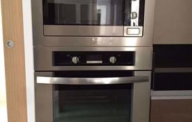 3-dormitorio apartamentos en condominio en Khlong Toei, Tailandia. $5 200  por semana
