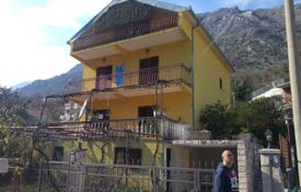 4 dormitorio chalet 189 m² en Kotor (city), Montenegro. 275 000 €