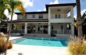 Villa – North Miami, Florida, Estados Unidos. 2 317 000 €