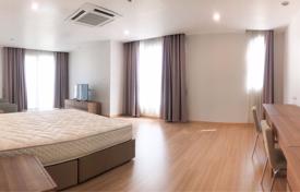 4-dormitorio apartamentos en condominio en Watthana, Tailandia. $3 750  por semana