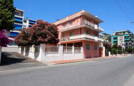 4 dormitorio piso 90 m² en Liguria, Italia. 650 000 €