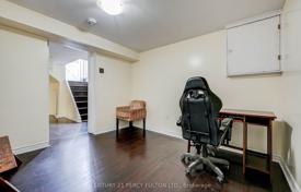 12 dormitorio casa de pueblo en Scarborough, Canadá. C$1 150 000