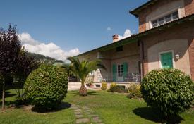 Villa – Querceta, Toscana, Italia. 9 800 €  por semana