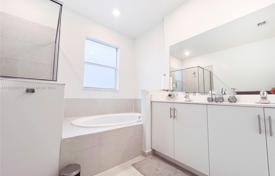 4 dormitorio casa de pueblo 292 m² en Miami, Estados Unidos. $800 000