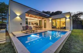 3 dormitorio casa de pueblo 208 m² en Miami, Estados Unidos. $1 975 000